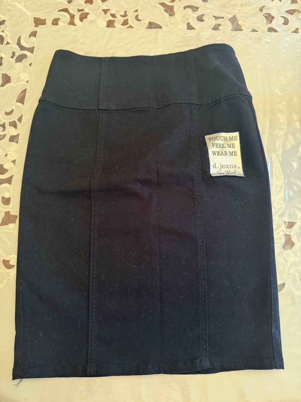 D. Jeans modern fit- Women's Black
Pencil Skirt- size 6